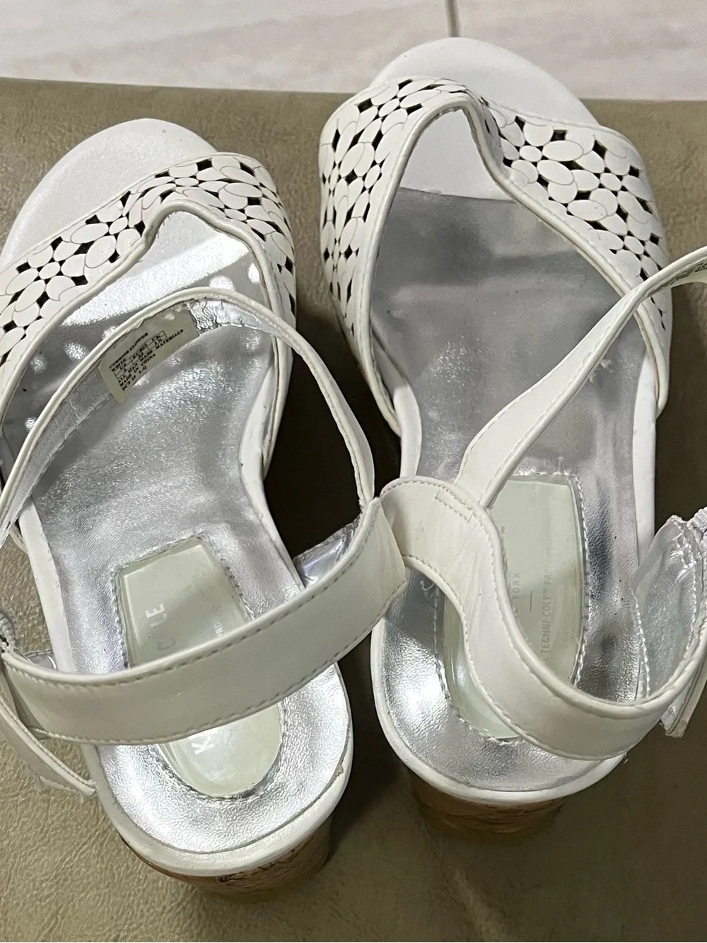 Kenneth Cole White Floral Cutout Ankle-Strap Sandals girls size 2